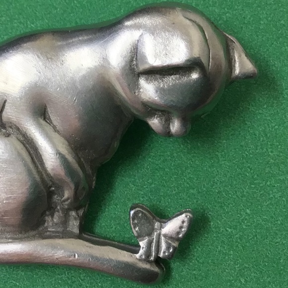 Vintage Pewter Cat with Butterfly Brooch Pin - Picture 7 of 11